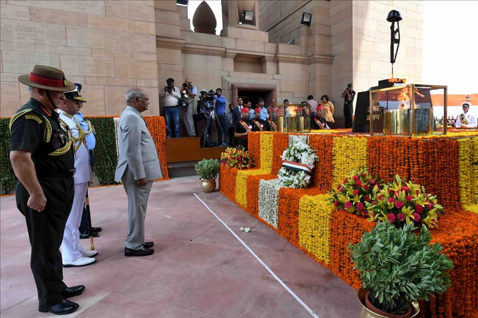 President Ram Nath Kovind paying tributes at Amar Jawan Jyoti