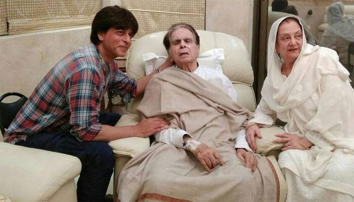 &#039;Mooh Bola Beta&#039; Shah Rukh Khan visits Dilip Kumar and the pics will melt your heart!