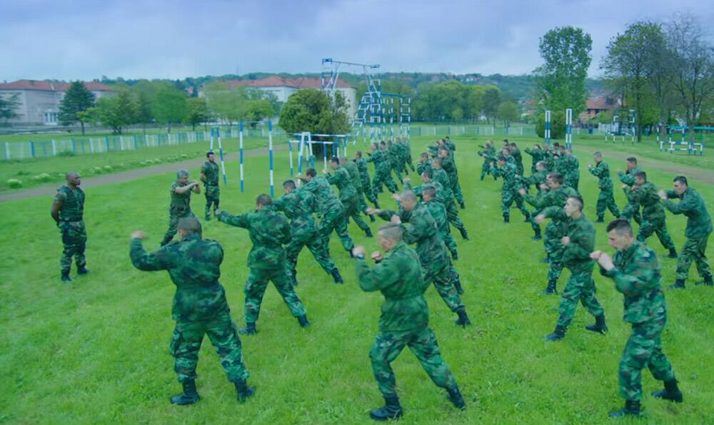 Movie still from the movie Vivegam