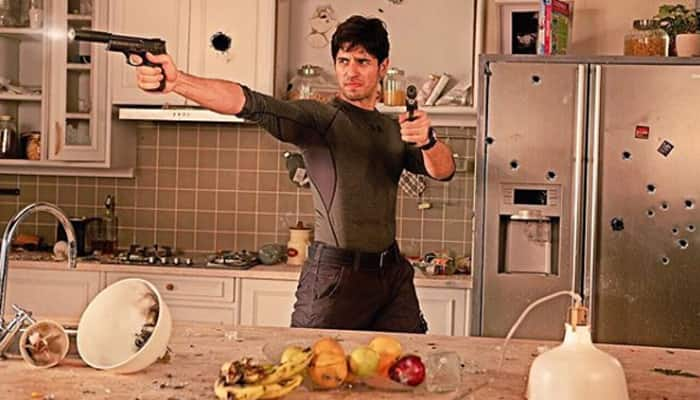 Sidharth Malhotra raps swiftly for &#039;Bandook Meri Laila&#039; in new BTS video