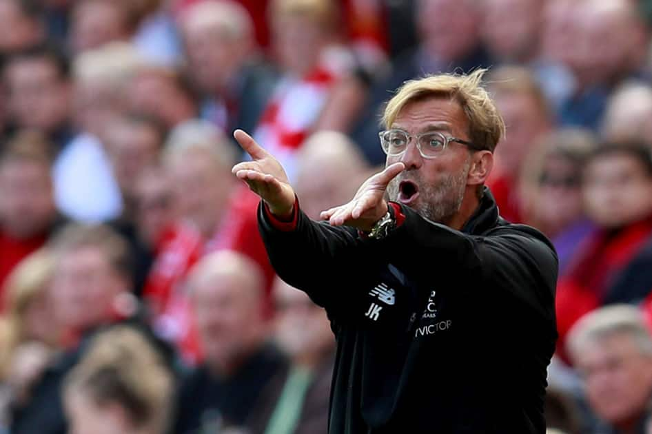 Liverpool manager Jurgen Klopp giving instructions to his players