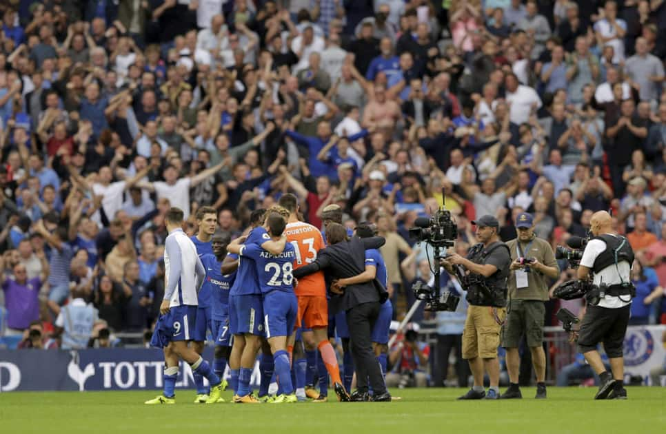 Chelsea players celebrate victory over Tottenham Hotspur