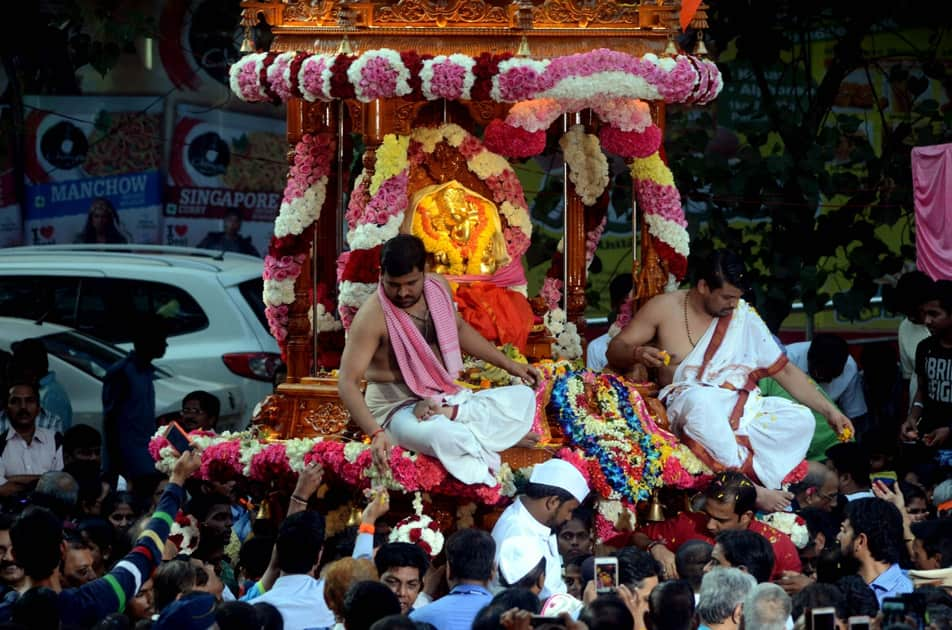 Devotees throng Siddhivinayak Temple on Ganesh Chaturthi in Mumbai