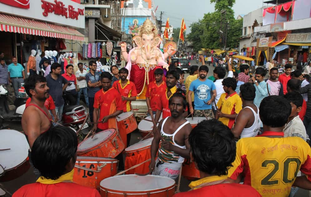 Ganesh idol being taken to its designated pandal