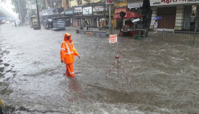 PM Narendra Modi, Rajnath Singh speak to Maharashtra CM on Mumbai situation, assure Centre&#039;s help