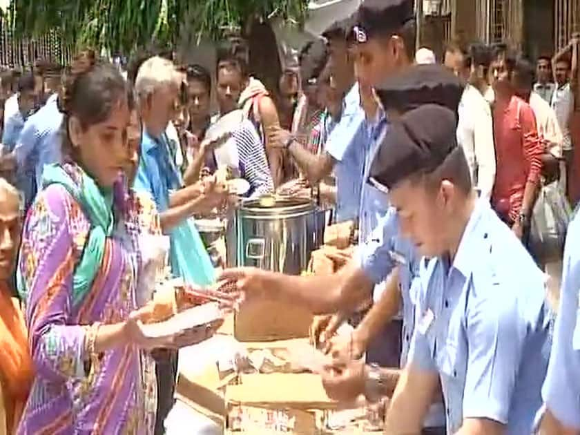 Indian Navy distributed breakfast and tea to people