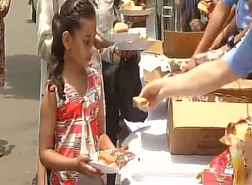 Indian Navy distributed breakfast and tea to people