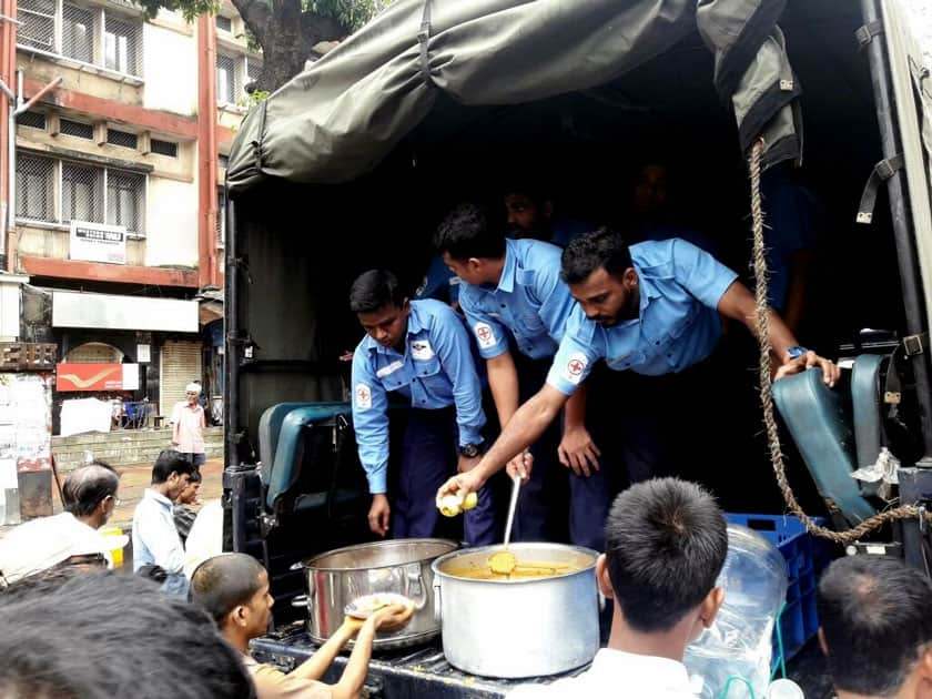 Indian Navy distributes breakfast to people in Parel area