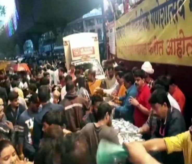 LalbaugChaRaja mandal distributes food to stranded people