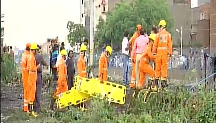 Two dead, five injured as Delhi&#039;s Ghazipur landfill site caves in