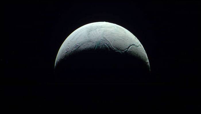 Cassini and Enceladus move in sync as NASA reveals a &#039;spacecraft&#039;s eye&#039; view