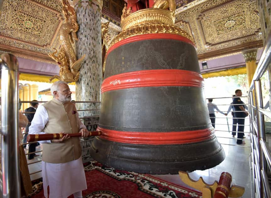 Narendra Modi offers prayers at the Shwedagon