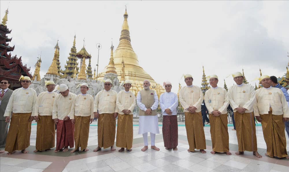 Modi visits the Shwedagon Pagoda