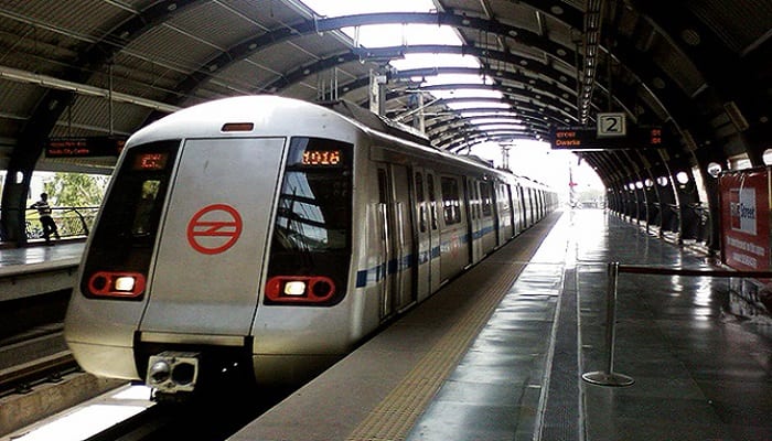 Delhi Metro runs with doors open between Chawri Bazar and Kashmiri Gate -Watch video