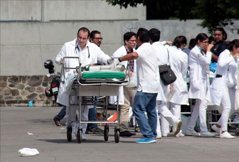 Doctors transfer an injured people after an earthquake in Cuernavaca City, Morelos State, Mexico