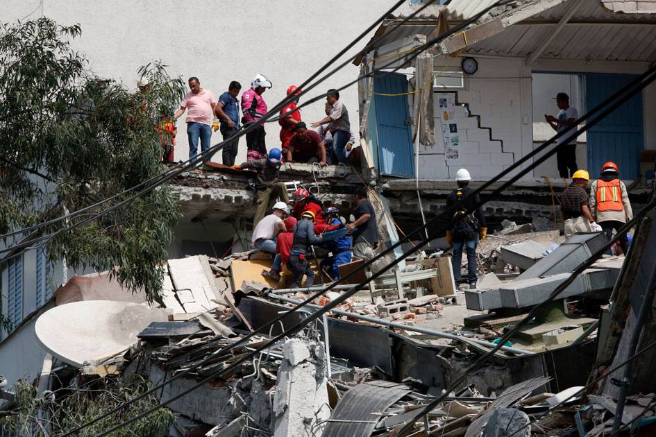 People help a victim after an earthquake hit Mexico City