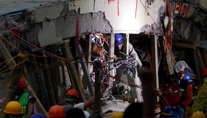 Mexicans race to save schoolgirl buried by quake; death toll at 237