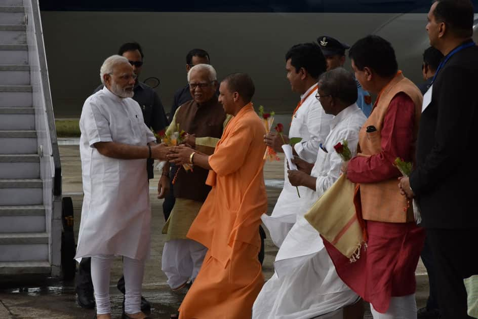 Governor of UP Shri Ram Naik, CM yogi adityanath and other dignitaries welcomed PM narendra modi to Varanasi.