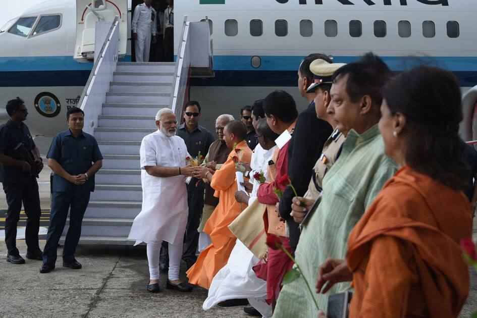 Governor of UP Shri Ram Naik, CM yogi adityanath and other dignitaries welcomed PM narendra modi to Varanasi.