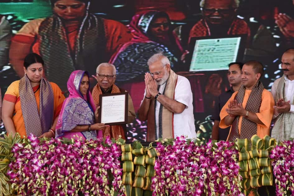 PM Shri Narendra Modi felicitates beneficiaries of various schemes at Varanasi.