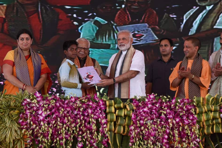 PM Shri Narendra Modi felicitates beneficiaries of various schemes at Varanasi.