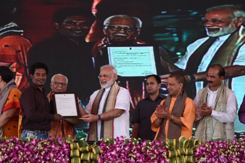 PM Shri Narendra Modi felicitates beneficiaries of various schemes at Varanasi.