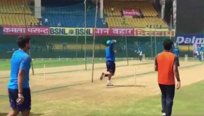 India vs Australia: MS Dhoni joins India&#039;s spin attack — Watch