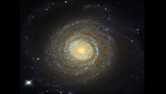 NASA&#039;s Hubble spies on cool galaxy with a hot corona! - See pic