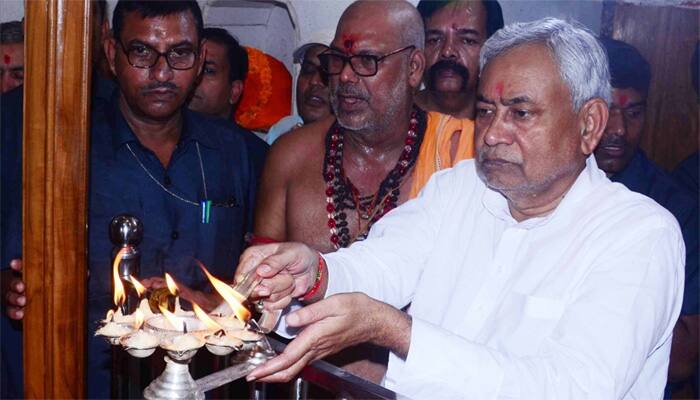 Nitish Kumar performs puja at temples, prays for Bihar&#039;s peace