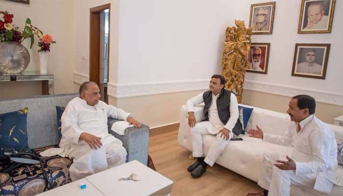 Akhilesh meets Mulayam, rekindles hopes of patch-up