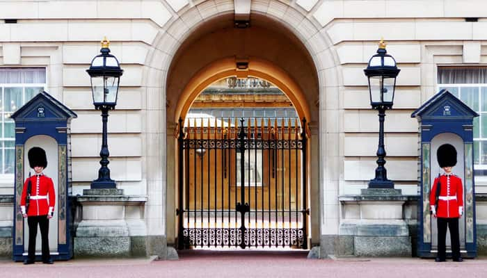 Woman arrested trying to scale gates of UK&#039;s Buckingham Palace