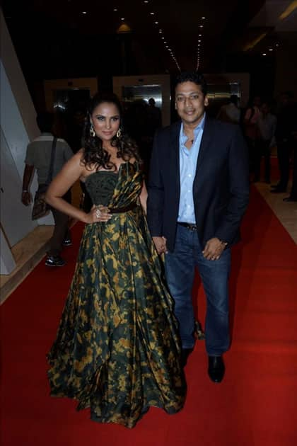 Actress Lara Dutta along with her husband Mahesh Bhupathi at star studded red carpet of 