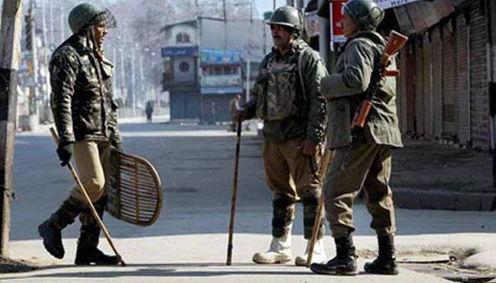 J&amp;K cop clicks pictures of a woman in Ganderbal, taken hostage by locals