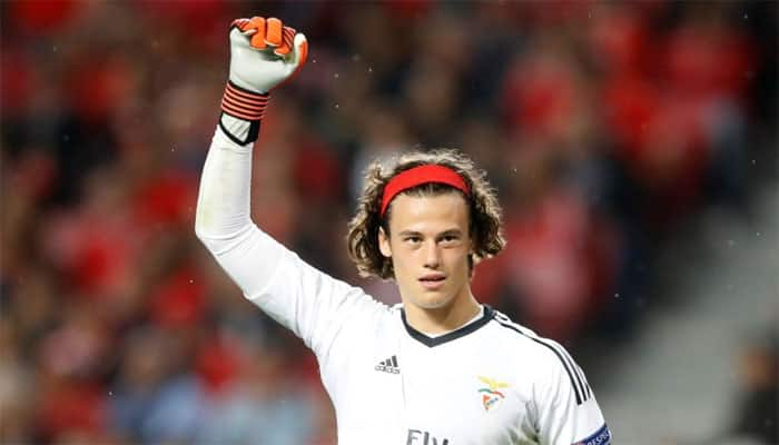 Goalkeeping gaffe hands Manchester United win at Benfica