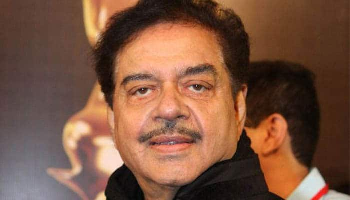 Shatrughan Sinha posts Amitabh Bachchan&#039;s pic to wish Kader Khan, Twitterati&#039;s response is hilarious- see pics