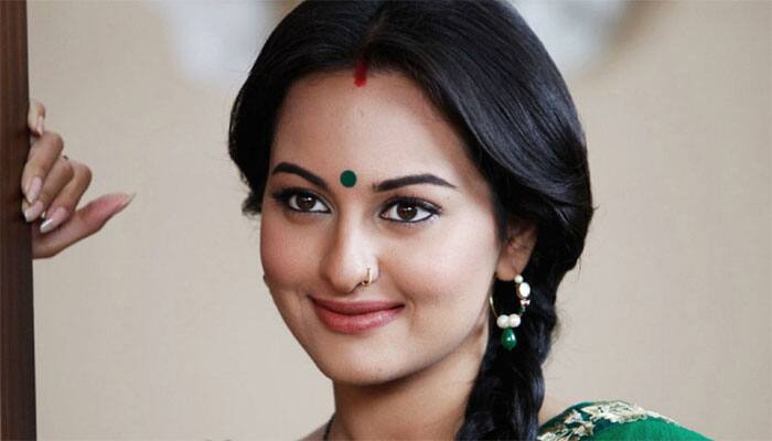 Indian Girl Sonakshi Sinha Beautiful Earrings Face Closeup Stills | Actress  without makeup, Beautiful bollywood actress, Beautiful indian actress