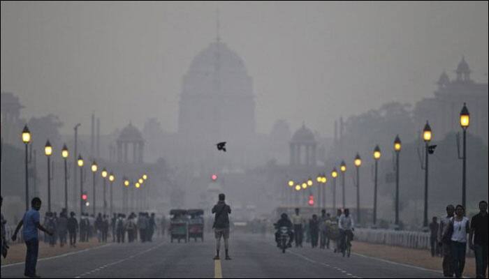 Air quality reaches &#039;severe&#039; levels, Delhi rages on Twitter