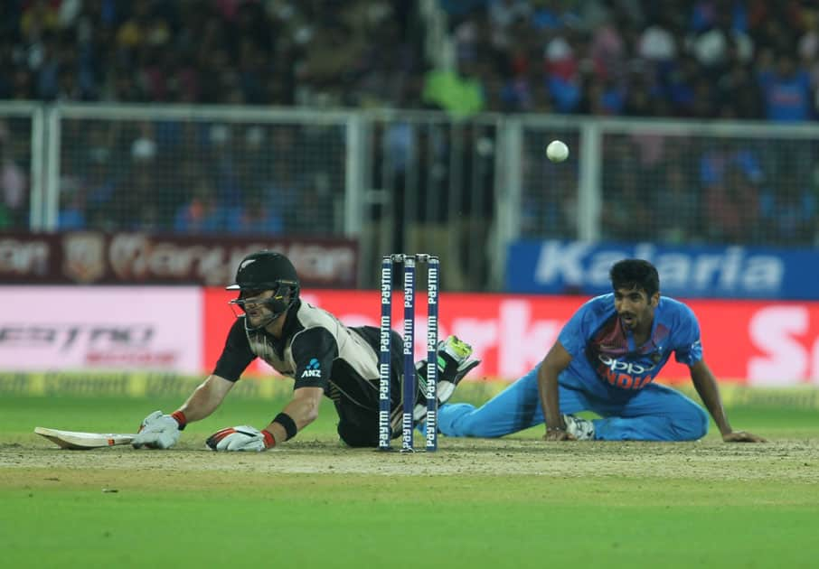 Tom Bruce of New Zealand and India's Jasprit Bumrah in action during the third and final T20 International match