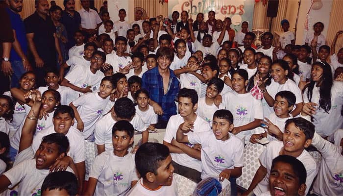 Watch - Shah Rukh Khan dances with kids on Children&#039;s Day