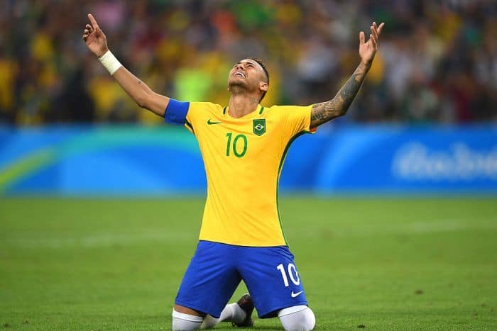 Neymar can lead Brazil to World Cup glory, says Roberto Carlos