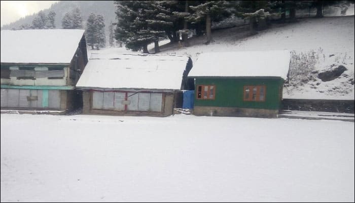 Watch: Season&#039;s first snowfall hits J&amp;K&#039;s Sonamarg, Rajouri; mercury dips to -3 degrees