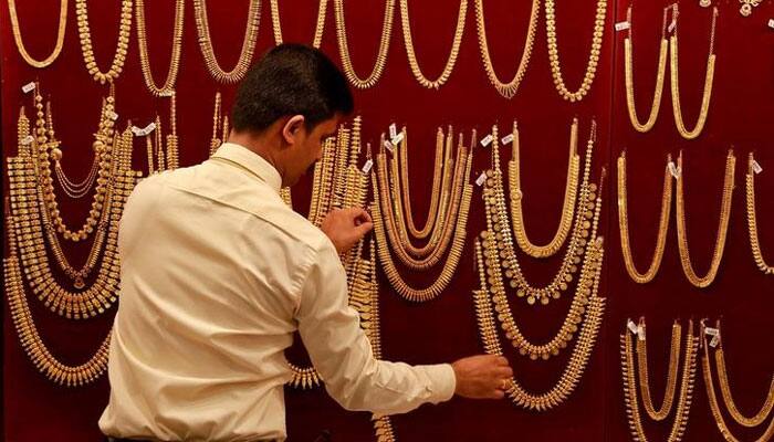Gold prices flip to discount as wedding demand underwhelms Gold prices flip to discount as wedding demand underwhelms