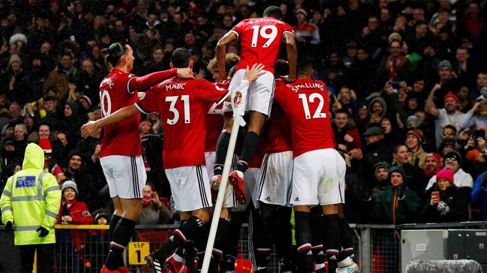 English Premier League: United maintain the pressure, Tottenham held at home