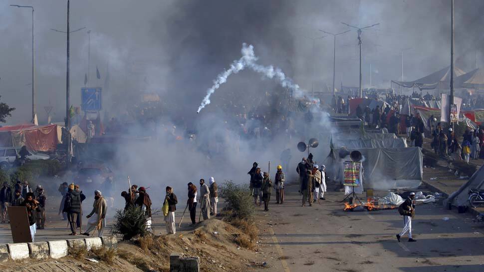 Pakistani Islamists clash with police, paralyse cities