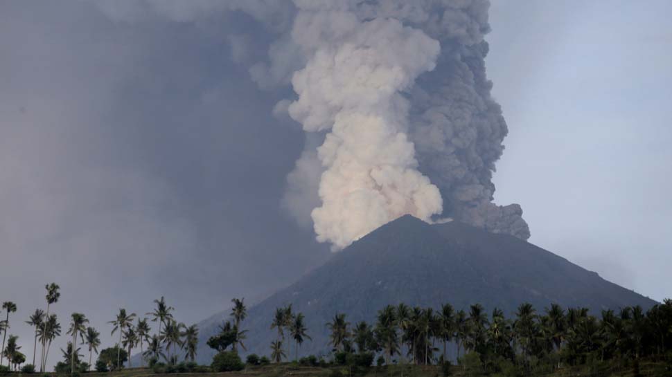 Thousands stranded as Bali volcano alert raised to highest level