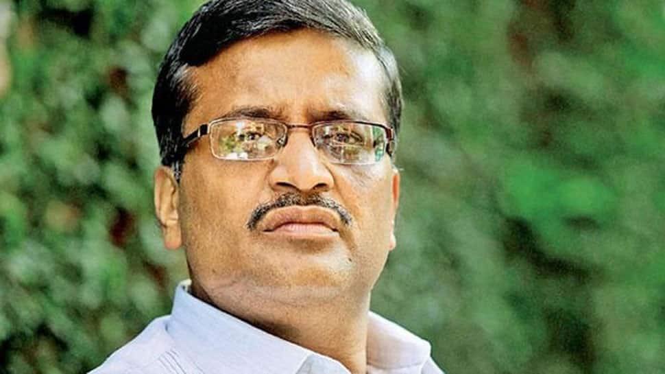 Haryana bureaucrat who gave &#039;clean chit&#039; to Robert Vadra-DLF land deal appointed real estate regulator; Ashok Khemka questions appointment