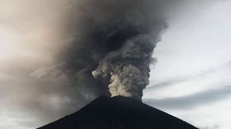 Bali airport closed as ash continues to erupt from Agung volcano