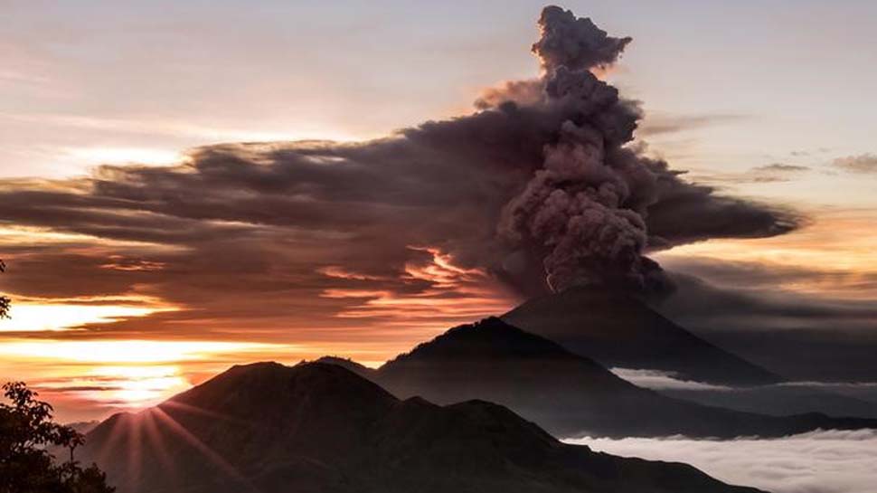 More Bali flights cancelled on forecast of volcanic ash
