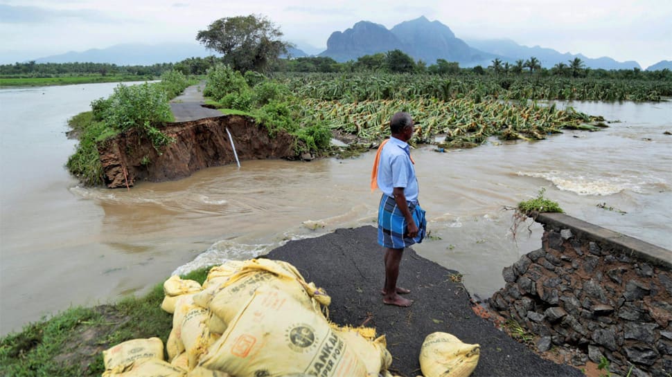 TN, Kerala fishermen seek shelter in Maharashtra as Ockhi fury rages on