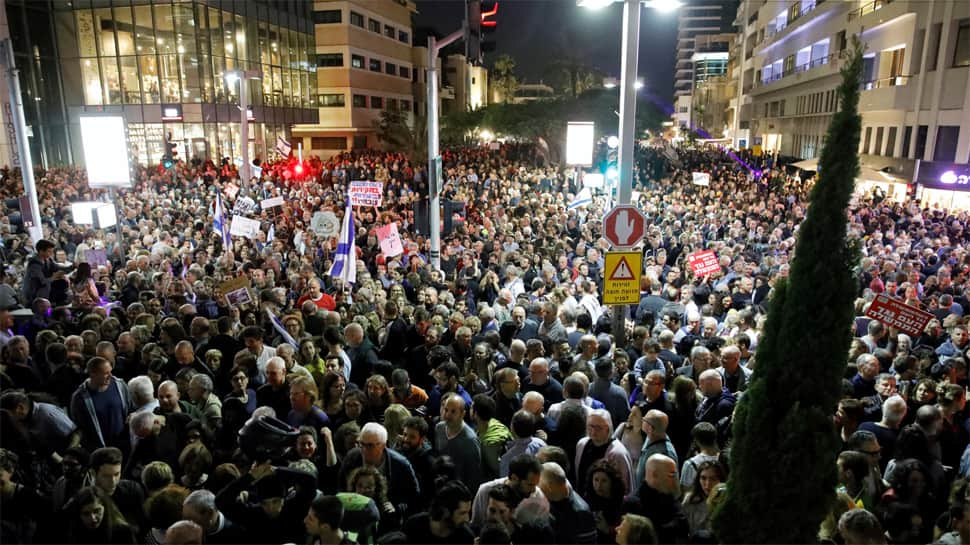 Tens of thousands march in Tel Aviv against &#039;government corruption&#039;